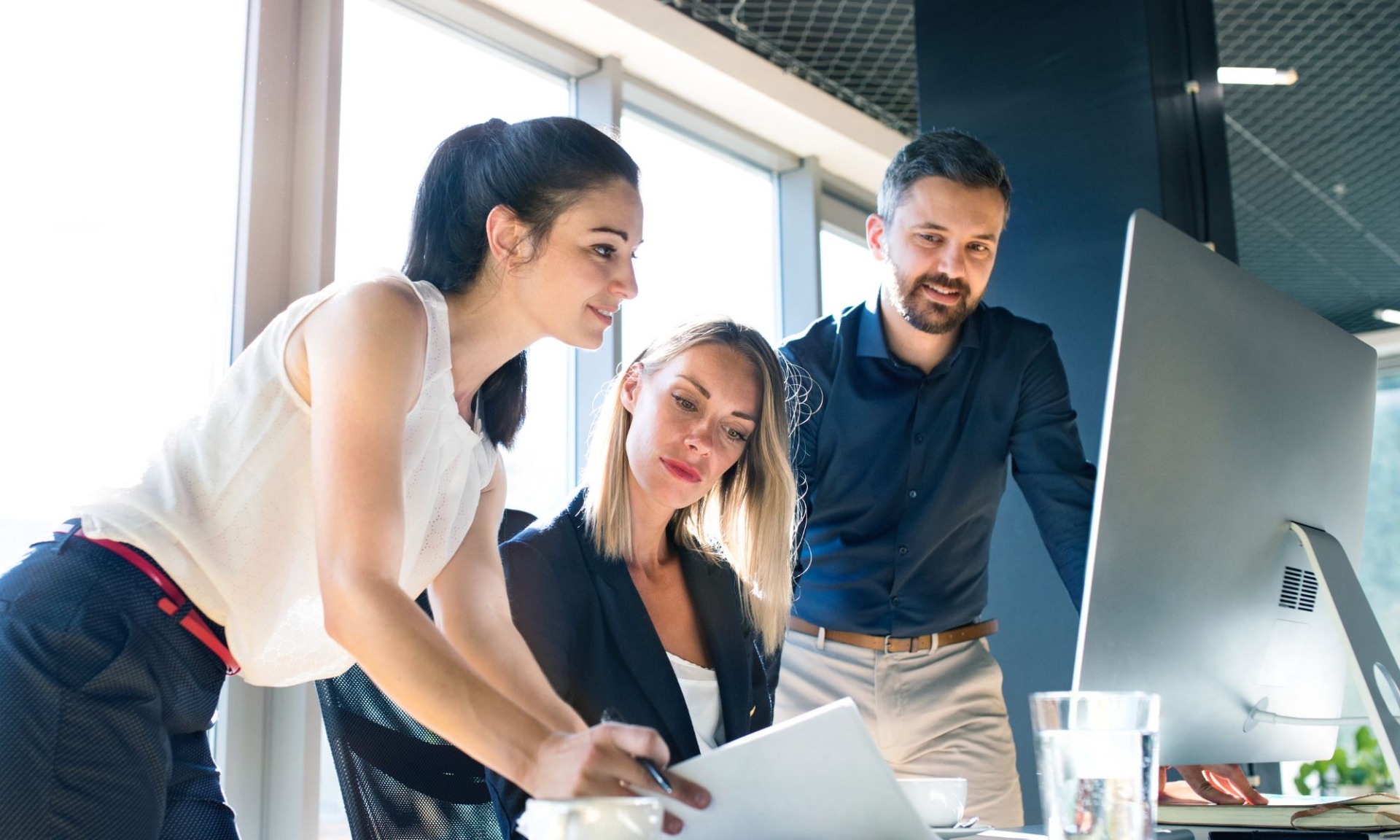 Um escritório contábil fornece serviços de contabilidade e gerenciamento das finanças de uma determinada empresa. Suas responsabilidades incluem registrar contas, rastrear ativos e despesas, gerenciar a folha de pagamento e manter o controle de documentos fiscais.